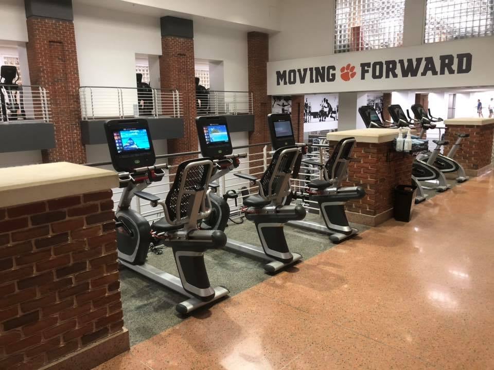 Universidad de Clemson Star Trac 8UB